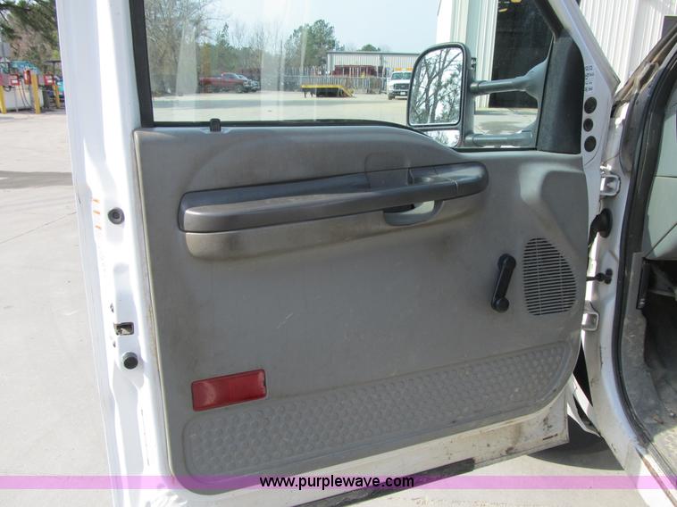 image for item A4932 2004 Ford F550 XL Super Duty service truck