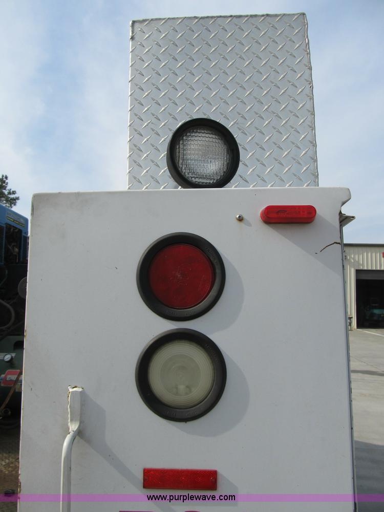 image for item A4932 2004 Ford F550 XL Super Duty service truck