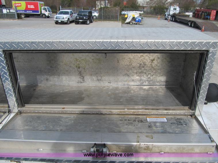 image for item A4932 2004 Ford F550 XL Super Duty service truck