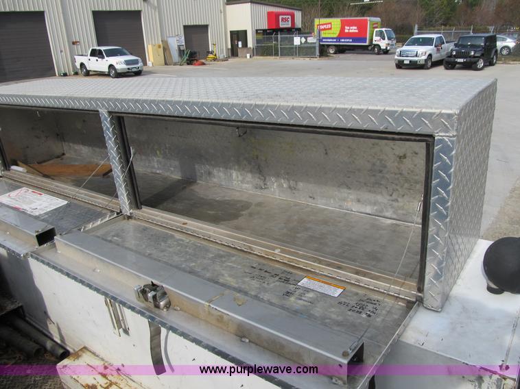 image for item A4932 2004 Ford F550 XL Super Duty service truck