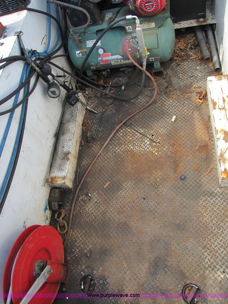 image for item A4932 2004 Ford F550 XL Super Duty service truck