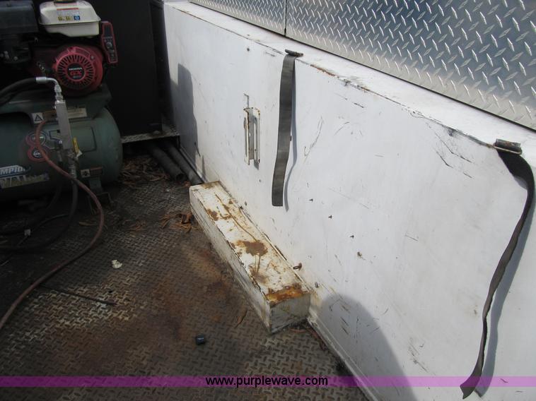 image for item A4932 2004 Ford F550 XL Super Duty service truck