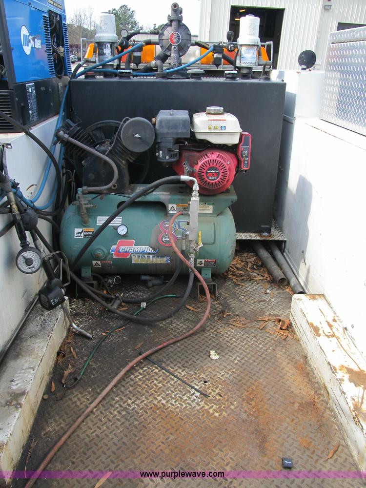 image for item A4932 2004 Ford F550 XL Super Duty service truck