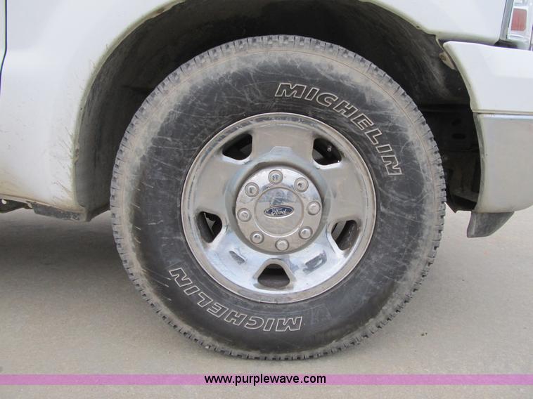 image for item A4933 2006 Ford F250 XLT Super Duty pickup truck