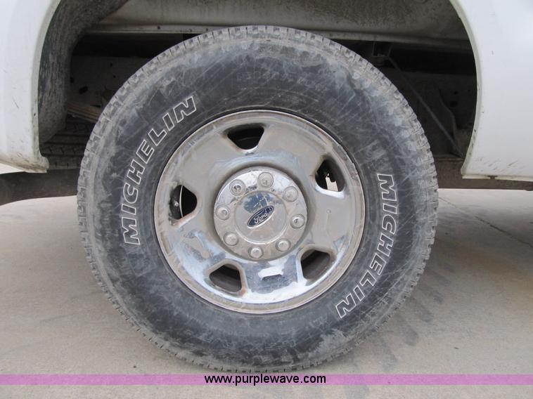 image for item A4933 2006 Ford F250 XLT Super Duty pickup truck