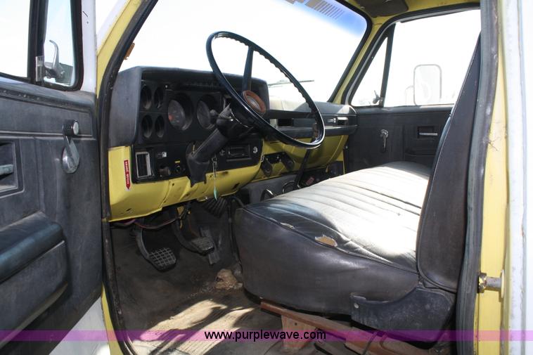 image for item A2448 1988 GMC 7000 box truck