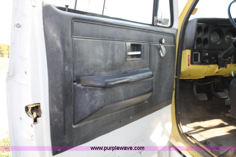 image for item A2448 1988 GMC 7000 box truck