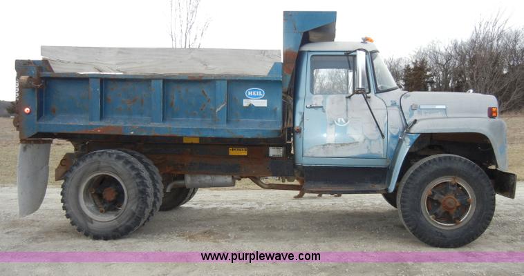 image for item A3471 1977 International Loadstar 1700 dump truck
