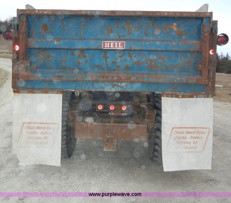 image for item A3471 1977 International Loadstar 1700 dump truck