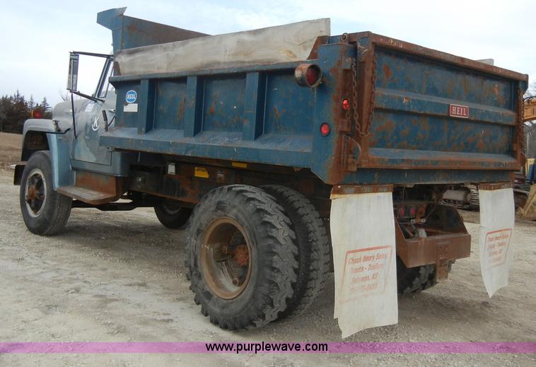 image for item A3471 1977 International Loadstar 1700 dump truck