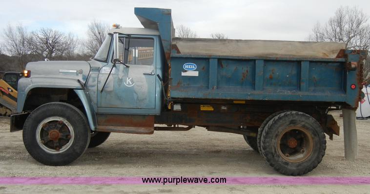 image for item A3471 1977 International Loadstar 1700 dump truck