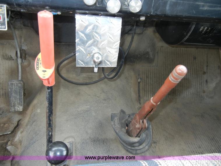 image for item A3471 1977 International Loadstar 1700 dump truck