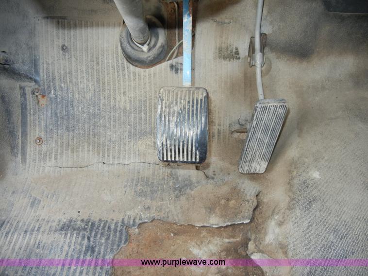 image for item A3471 1977 International Loadstar 1700 dump truck