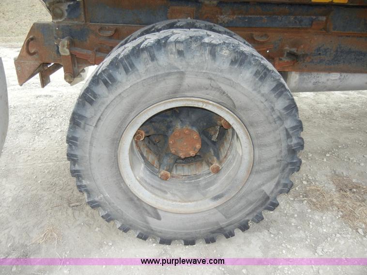 image for item A3471 1977 International Loadstar 1700 dump truck