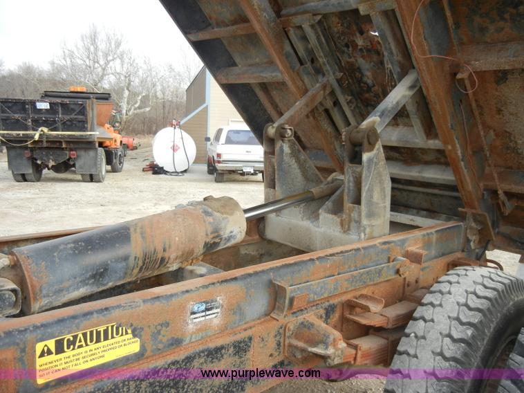 image for item A3471 1977 International Loadstar 1700 dump truck