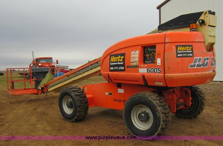image for item A5620 2004 JLG 600S boom lift