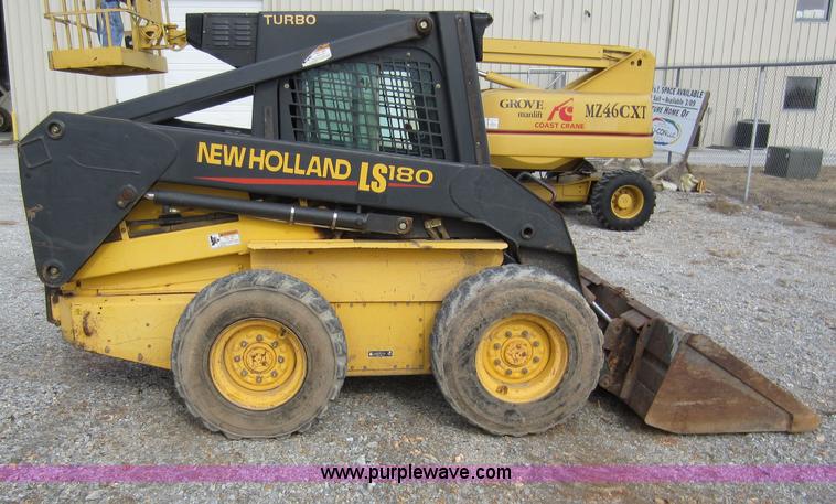 image for item A5627 2004 New Holland LS180 skid steer