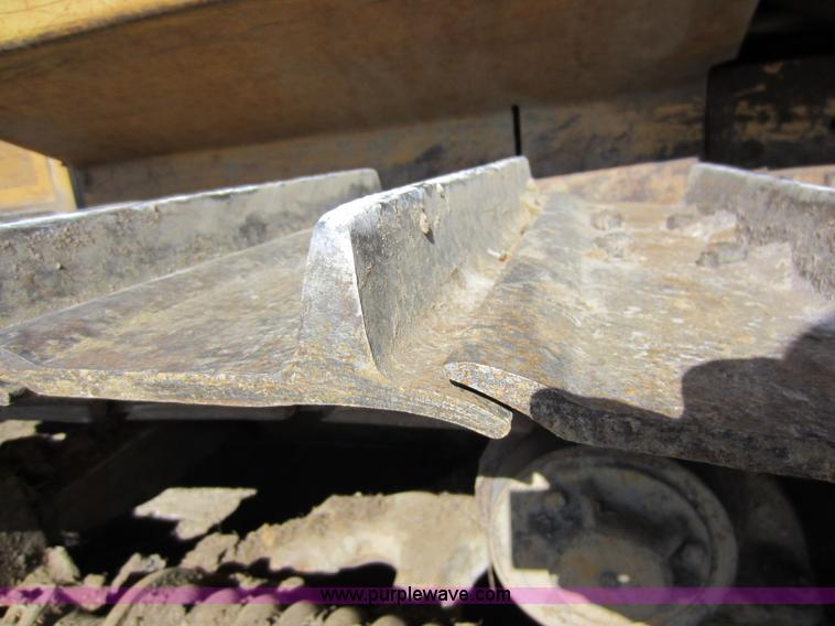 image for item A5630 1988 John Deere 750B dozer