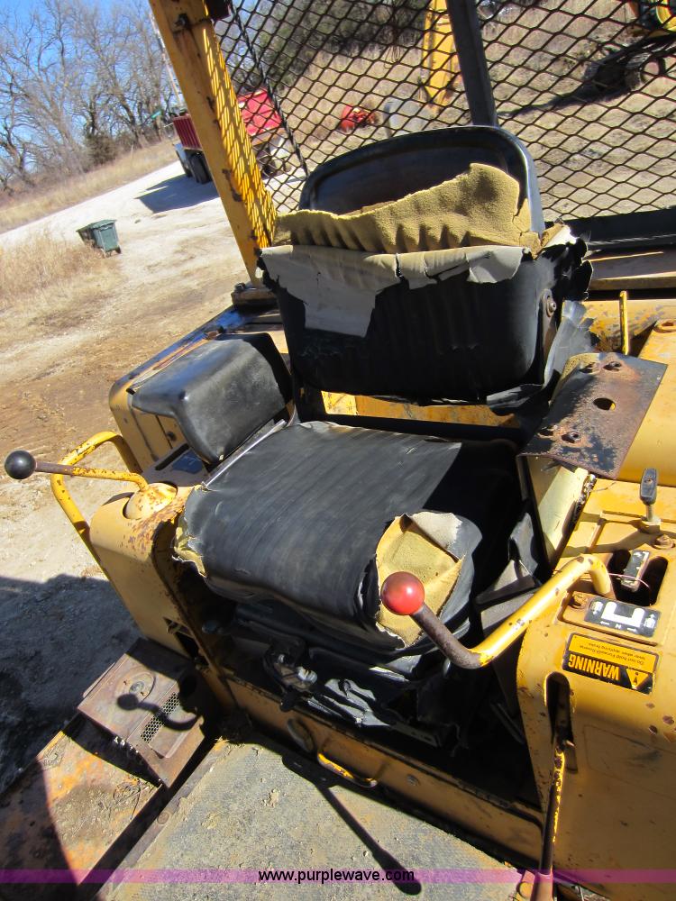 image for item A5630 1988 John Deere 750B dozer