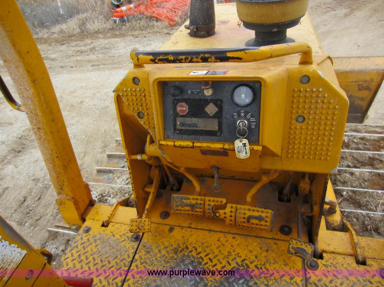 image for item A5637 1990 John Deere 650G dozer