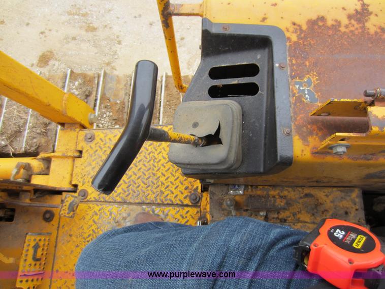 image for item A5637 1990 John Deere 650G dozer