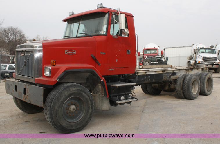 image for item A6682 1999 Volvo ACL truck cab and chassis