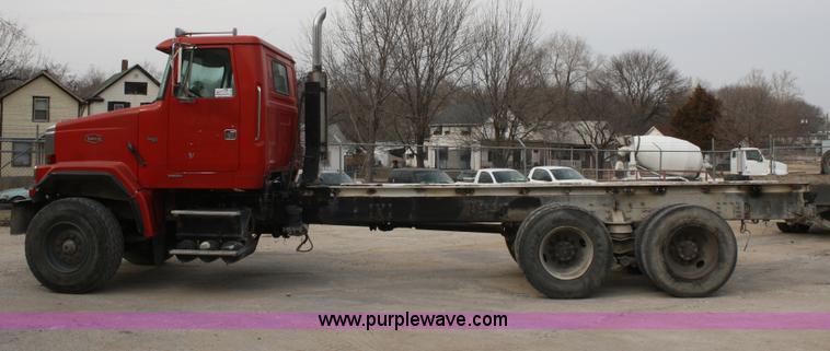 image for item A6682 1999 Volvo ACL truck cab and chassis
