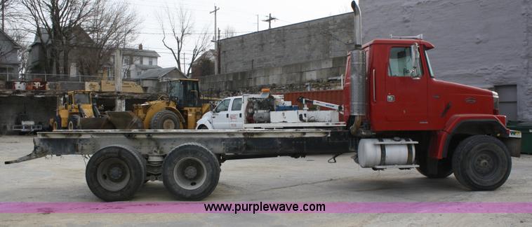 image for item A6682 1999 Volvo ACL truck cab and chassis