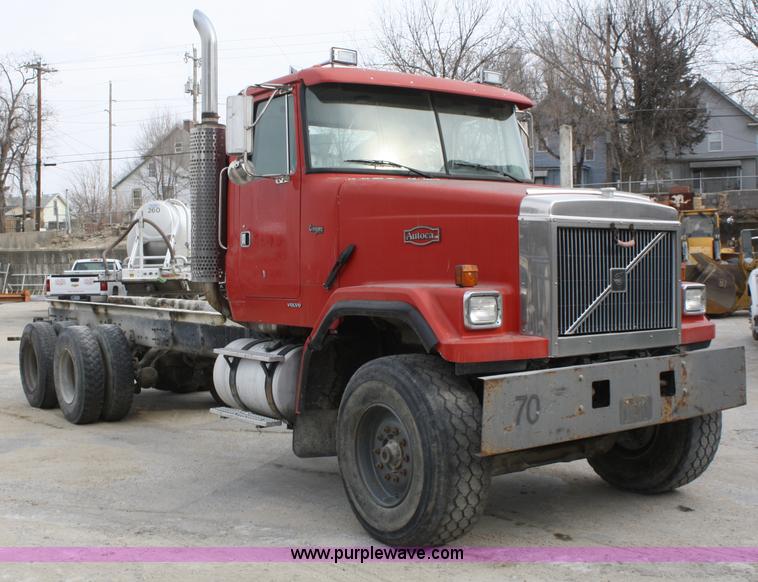 image for item A6682 1999 Volvo ACL truck cab and chassis