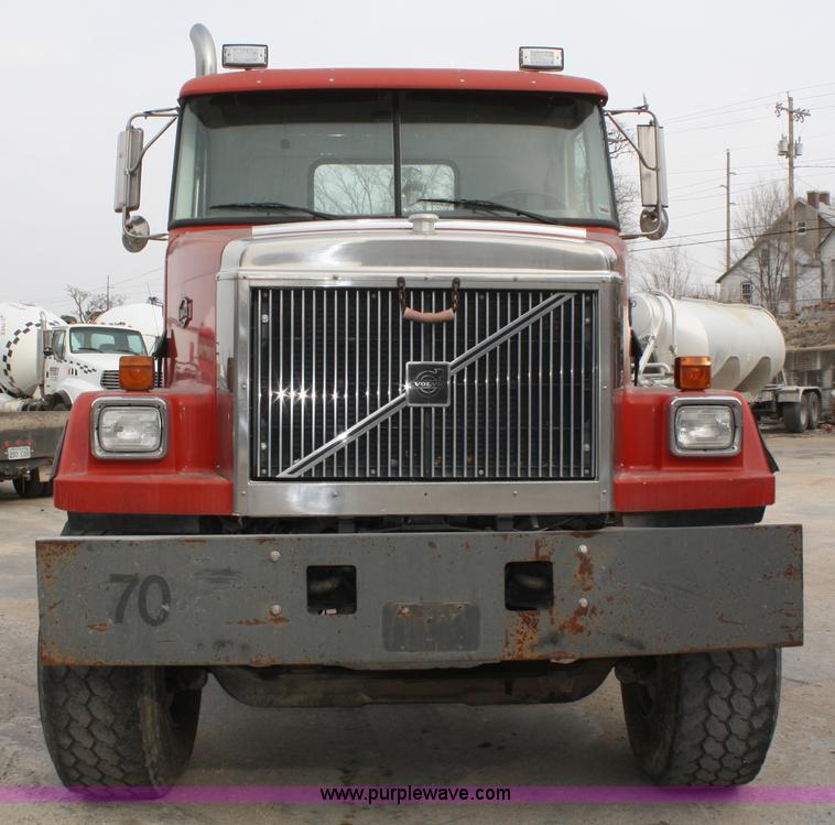 image for item A6682 1999 Volvo ACL truck cab and chassis