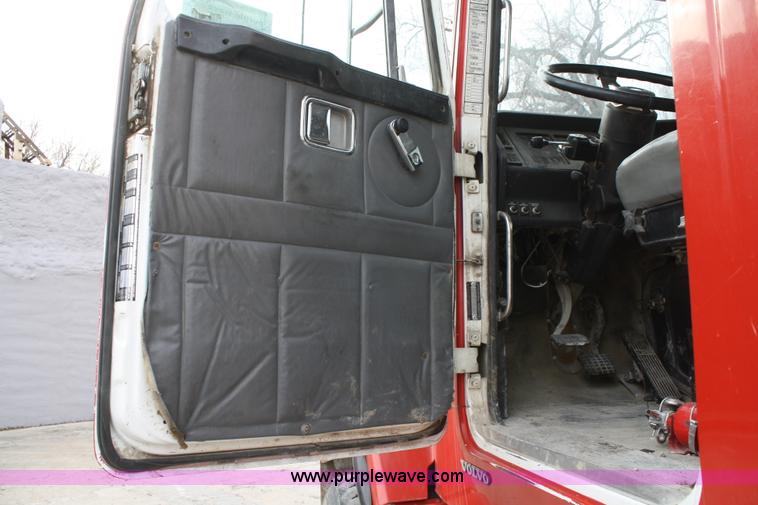 image for item A6682 1999 Volvo ACL truck cab and chassis