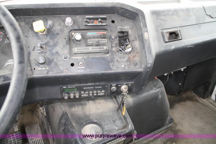 image for item A6682 1999 Volvo ACL truck cab and chassis