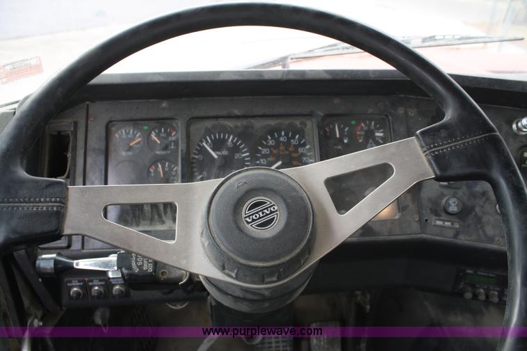 image for item A6682 1999 Volvo ACL truck cab and chassis