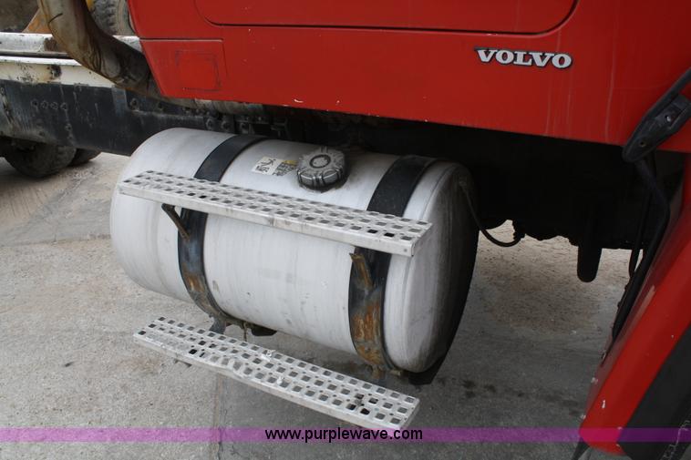 image for item A6682 1999 Volvo ACL truck cab and chassis