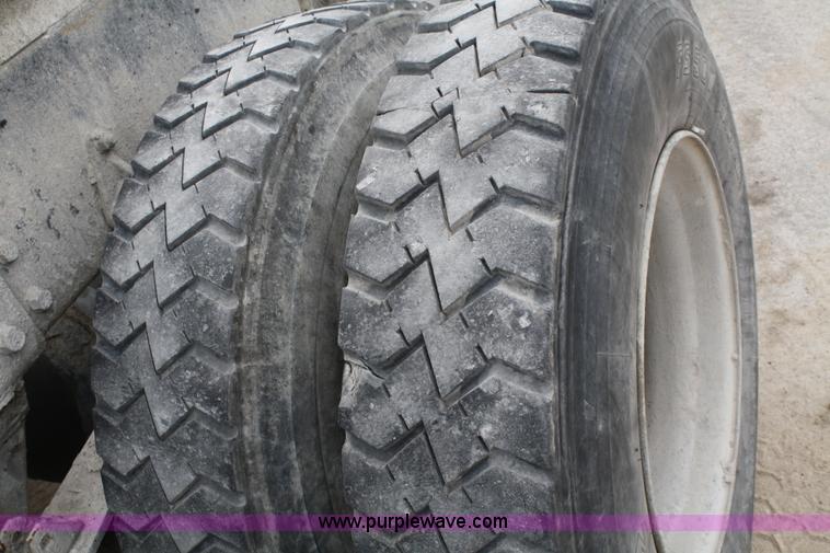 image for item A6682 1999 Volvo ACL truck cab and chassis