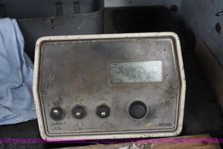 image for item A6683 1997 Cedarapids CR461 Grayhound series paver