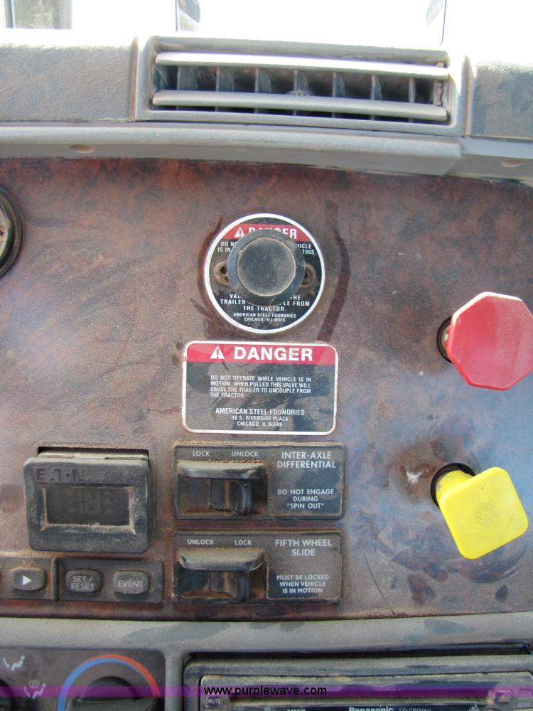 image for item B2193 1999 Freightliner Century Class semi truck