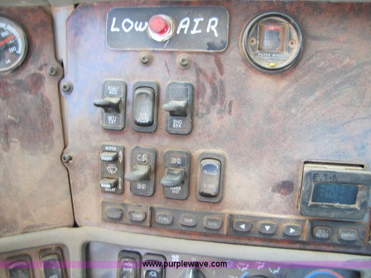 image for item B2193 1999 Freightliner Century Class semi truck