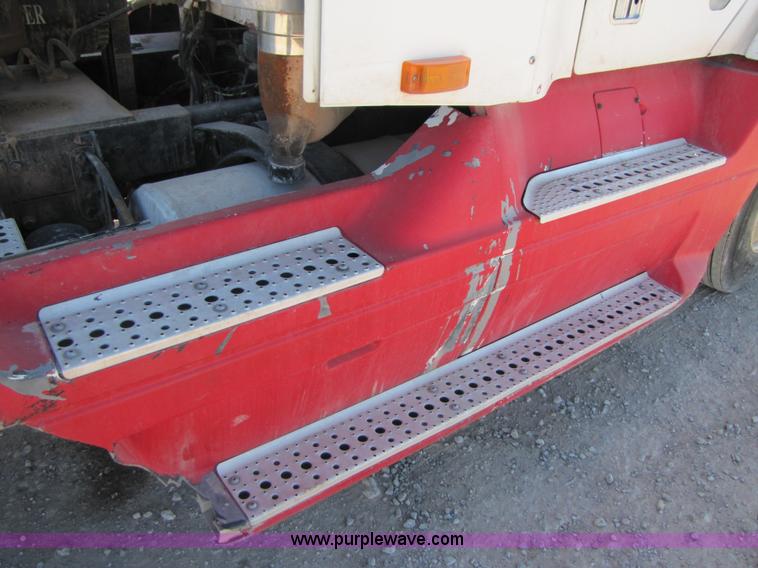 image for item B2193 1999 Freightliner Century Class semi truck