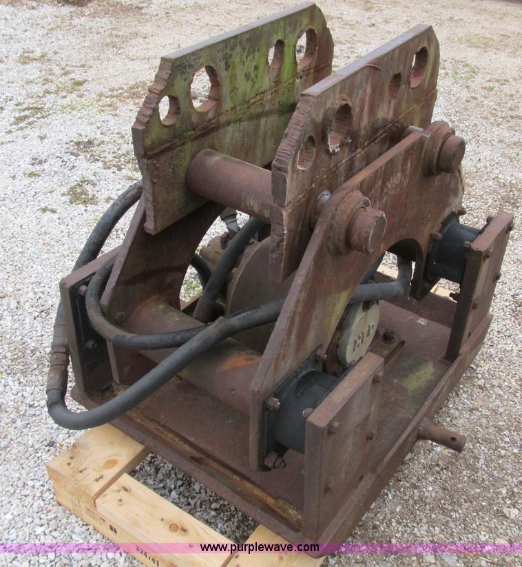 image for item B2608 Hydraulic vibratory plate compactor