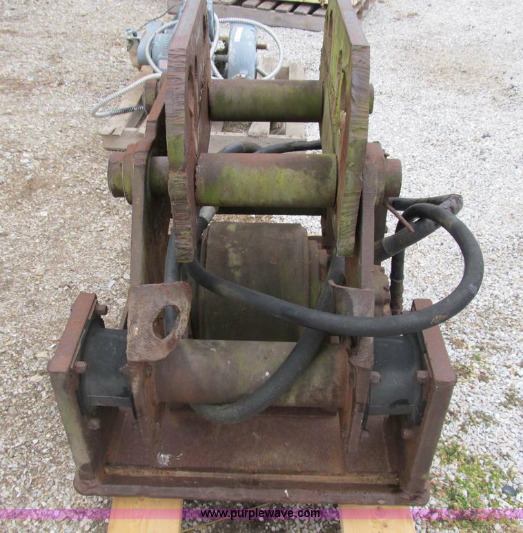 image for item B2608 Hydraulic vibratory plate compactor