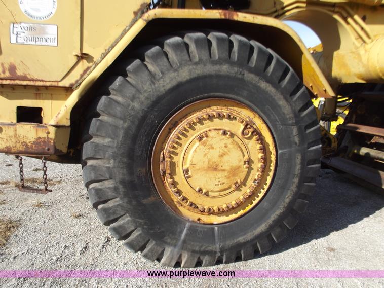 image for item B6166 Caterpillar 633 elevating scraper