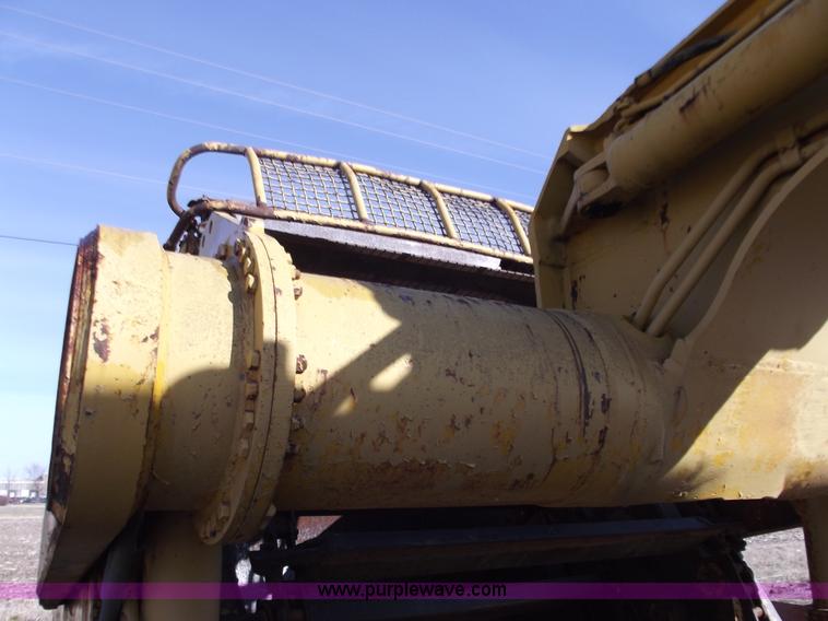 image for item B6166 Caterpillar 633 elevating scraper