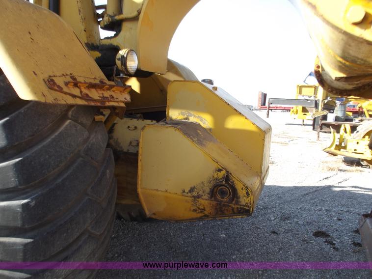 image for item B6166 Caterpillar 633 elevating scraper