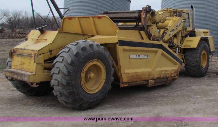 image for item B7064 John Deere 762 scraper