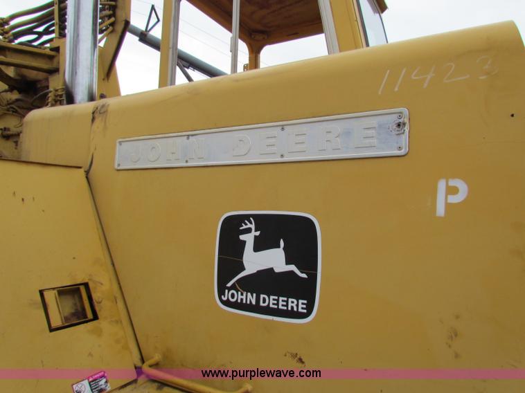 image for item B7064 John Deere 762 scraper