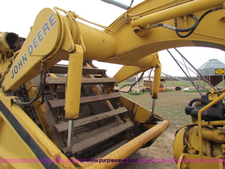 image for item B7064 John Deere 762 scraper