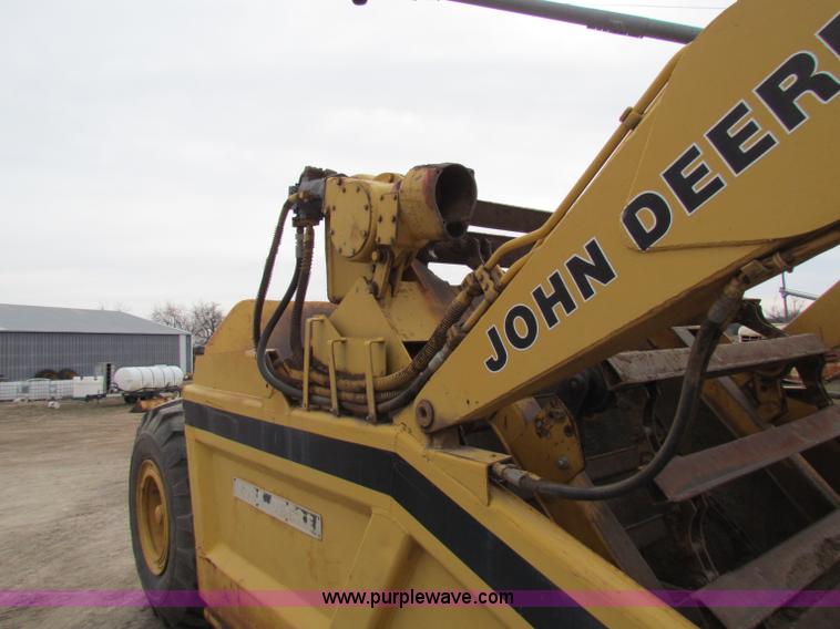 image for item B7064 John Deere 762 scraper