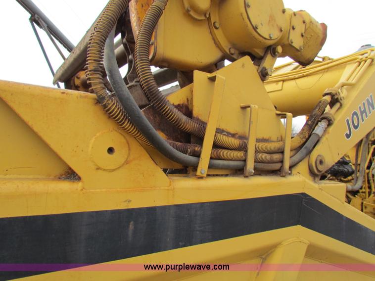 image for item B7064 John Deere 762 scraper