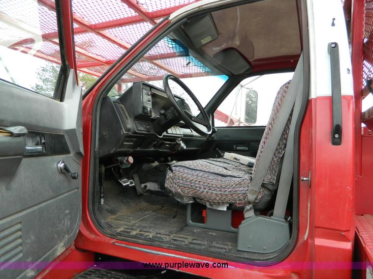 image for item D8718 1992 Chevrolet Kodiak bucket truck